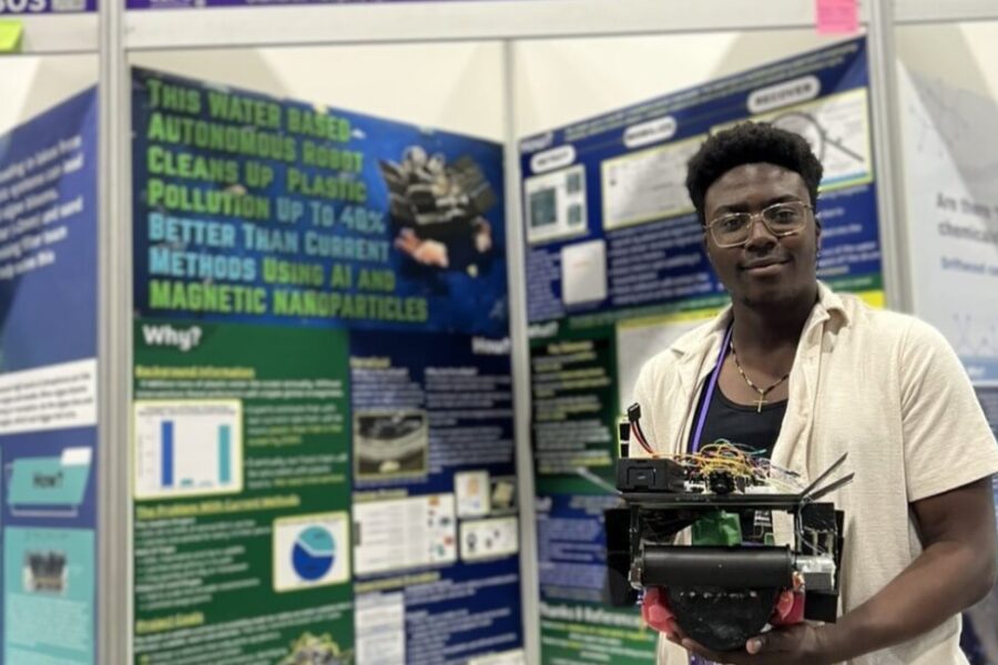 Joven de 17 años crea robot con IA para combatir el plástico
